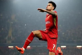 爱游戏体育APP包含今夜英超焦点战，埃因霍温单刀错失，引发热议，赛季目标并未改变的词条